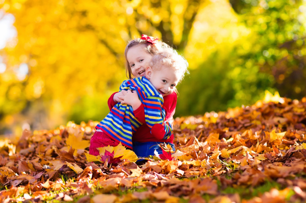 Niños jugando en el parque de otoño
 - Foto, imagen