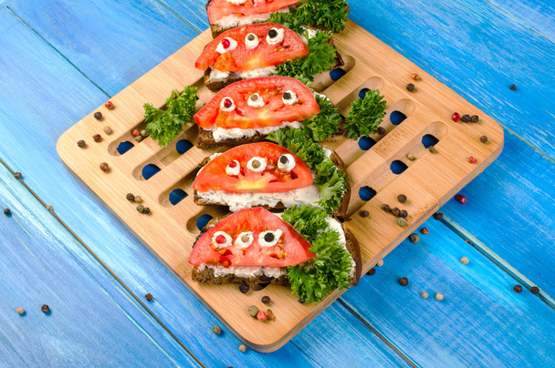 Вегетарианские сэндвичи с помидорами и травами
. - Фото, изображение