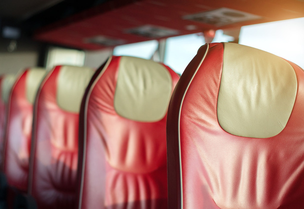 Κενό κόκκινο δερμάτινα καθίσματα στο τουριστικό λεωφορείο. - Φωτογραφία, εικόνα