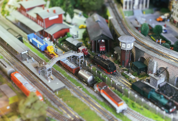 Város miniatűr. Modell vonat, a vasútállomás. - Fotó, kép