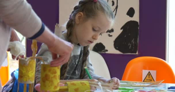 Dzieci zaangażowanych w rysunku w pokoju przedszkola - Materiał filmowy, wideo