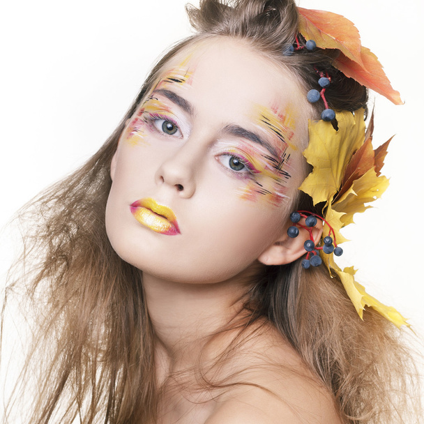 Beautiful girl with autumn make up and leaves on head - Фото, зображення
