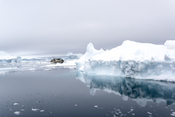 Огромные и красивые ледники находятся на арктическом океане к фьорду Илулиссат, Гренландия
 - Фото, изображение