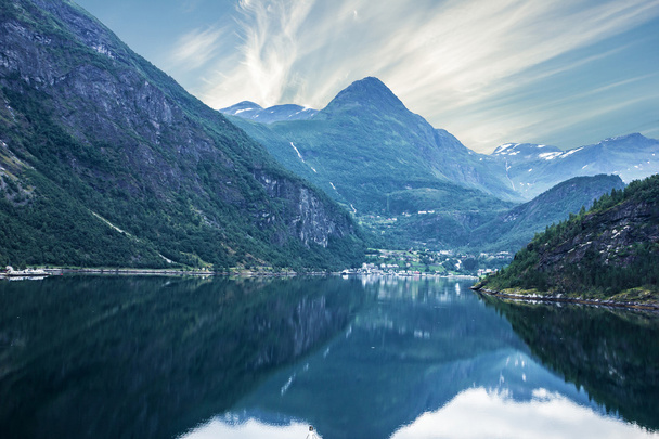 Tramonto sul mare e sulle montagne, fiordi norvegesi
 - Foto, immagini