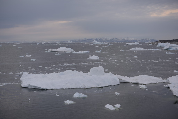 Τεράστιοι παγετώνες στον Αρκτικό ωκεανό στο Ilulissat της Γροιλανδίας - Φωτογραφία, εικόνα
