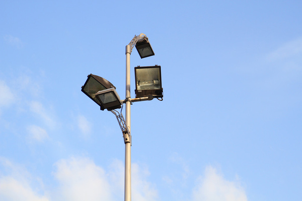 Reflector de poste de luz sobre fondo de cielo azul
 - Foto, Imagen