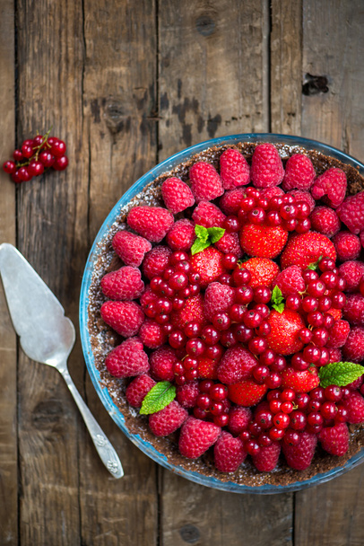  Домашнє шоколадний торт з лісовими ягодами - Фото, зображення