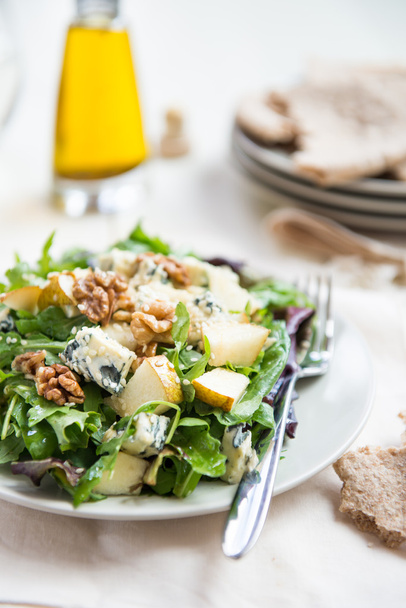 Vihreä salaatti päärynöillä, sinihomejuusto, saksanpähkinät
 - Valokuva, kuva