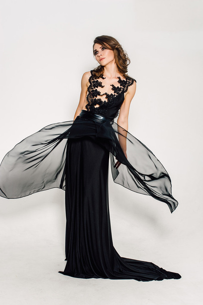 Individualiteit. Doordachte elegante dame in zwarte Prom avondjurk. Studio geretoucheerde foto. - Foto, afbeelding