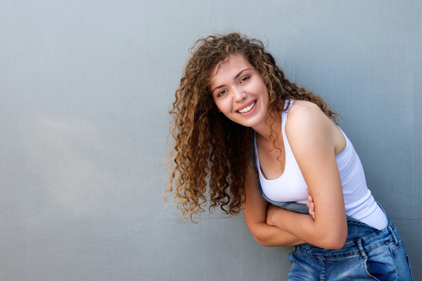 heureux insouciant adolescent fille penché avec bras croisés
 - Photo, image