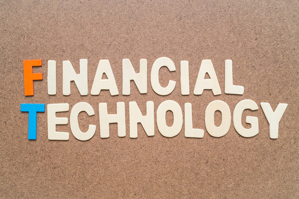 Формулировка финансовых технологий на коричневом фоне
 - Фото, изображение