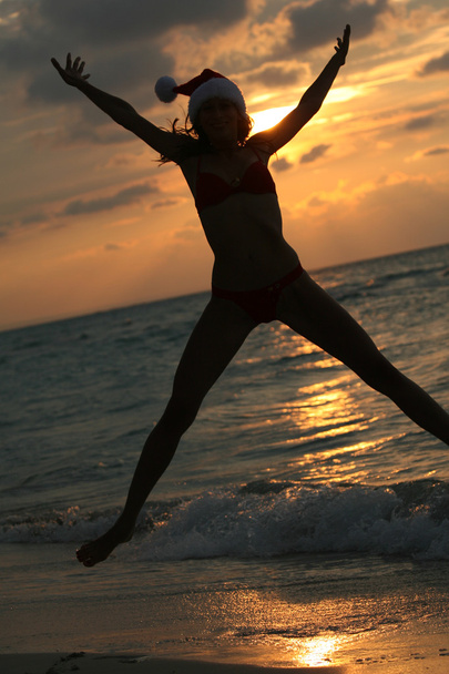 Frau springt an den Strand - Foto, Bild