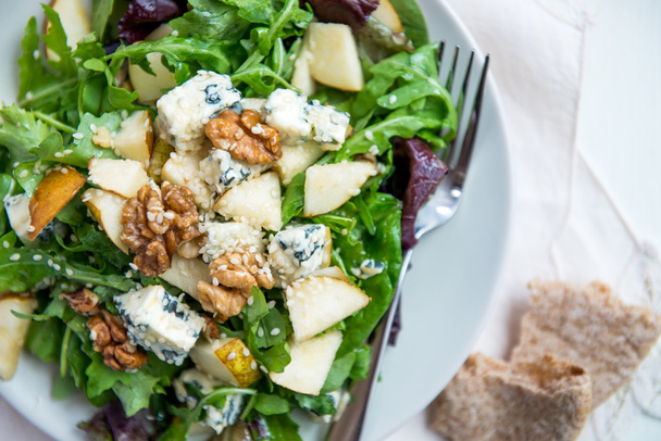 grüner Salat mit Birnen, Blauschimmelkäse, Walnüssen - Foto, Bild