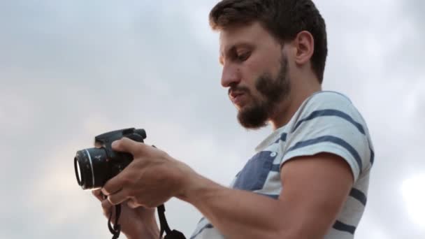 Φωτογράφος στην εργασία με την εξωτερική κάμερα - Πλάνα, βίντεο