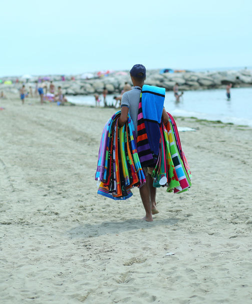 kumaş ve yaz aylarında sahilde havlu satıcısı - Fotoğraf, Görsel