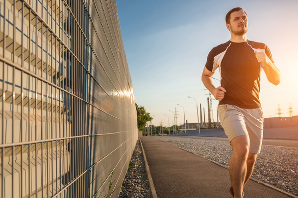 Πλήρες μήκος πορτραίτο του αθλητικού άνθρωπος που τρέχει - Φωτογραφία, εικόνα