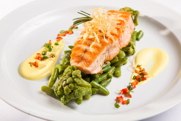 filete de salmón en judías verdes en plato blanco
 - Foto, Imagen