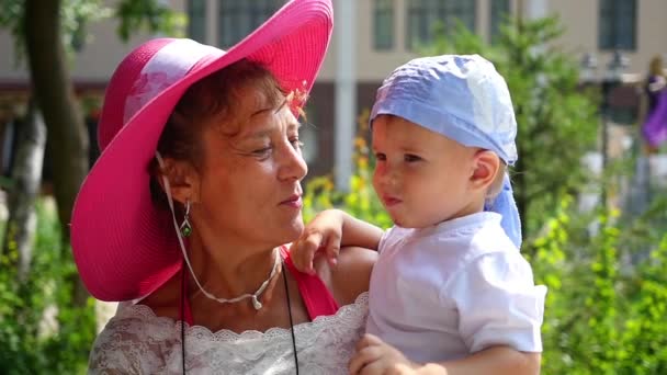 Grand-mère embrasser petit-fils
 - Séquence, vidéo