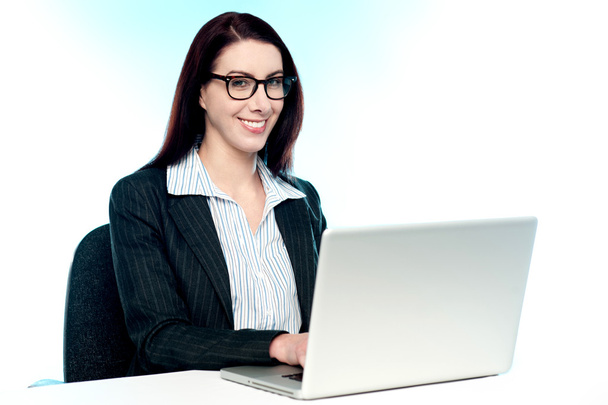 Cheerful corporate woman using laptop - Zdjęcie, obraz