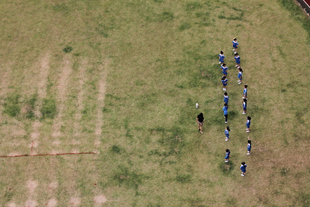 Jóvenes estudiantes haciendo ejercicio en la escuela en China
 - Foto, Imagen