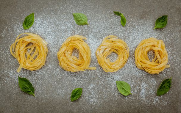 Włoskie jedzenie koncepcja makaron z bazylią z mąki instalacji na  - Zdjęcie, obraz