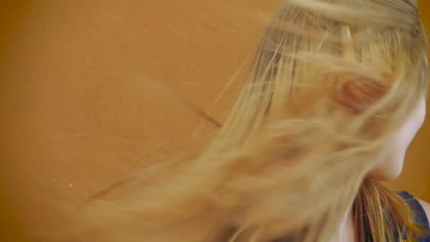 Rüzgarda sağlıklı sarı saçlı çekici bir genç kız - slomo - Video, Çekim