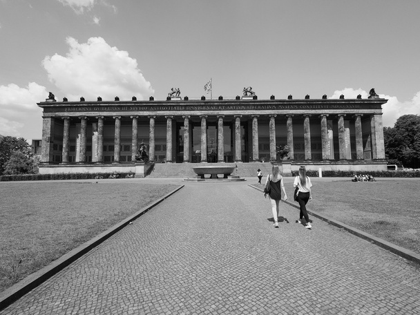 Altesmuseum significa Museu de Antiguidades em Berlim em preto e
 - Foto, Imagem
