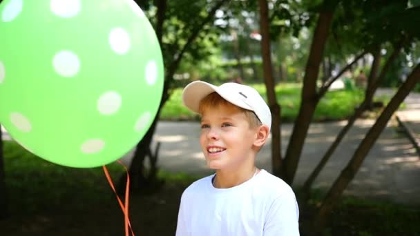 a child playing in the Park with balloon - Кадры, видео
