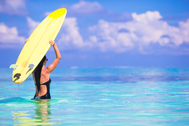 γυναίκα όμορφη surfer surfing κατά τη διάρκεια των θερινών διακοπών - Φωτογραφία, εικόνα
