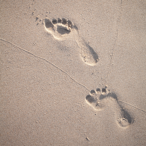 Zachte focus en Toon van voetafdrukken op het tropische strand zand wit - Foto, afbeelding