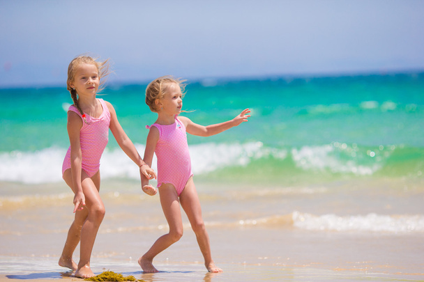 Adorables niñas divirtiéndose durante las vacaciones en la playa
 - Foto, Imagen