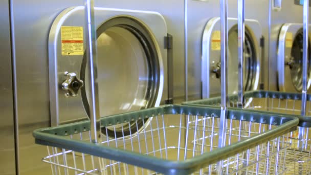 ipari mosógépek nyilvános mosodában. - Felvétel, videó