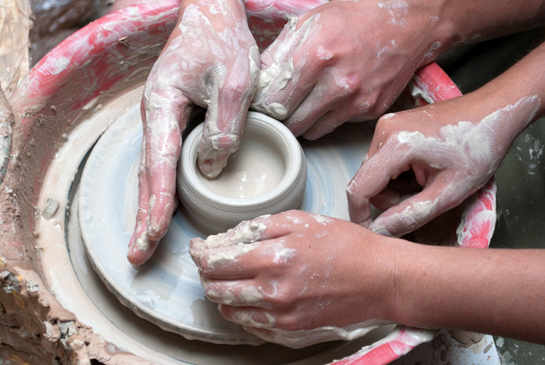 Insegnante e studente alla ruota della ceramica
 - Foto, immagini