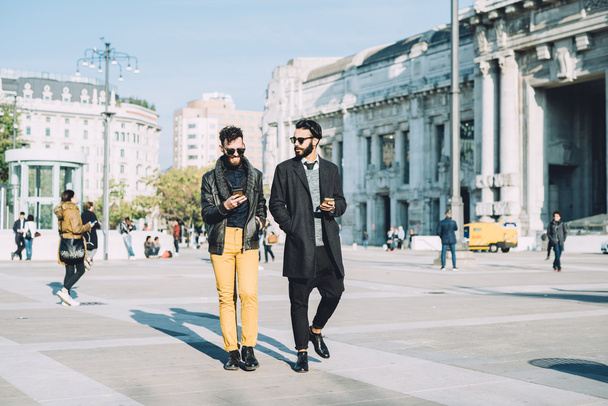 hombres de negocios caminando por la ciudad - Foto, Imagen