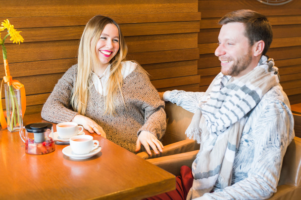 Žena hovoří s člověkem sedí v kavárně - Fotografie, Obrázek