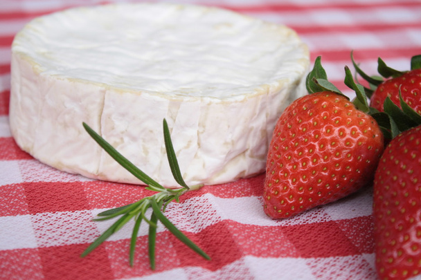 Camembert cheese with strawberry - Φωτογραφία, εικόνα