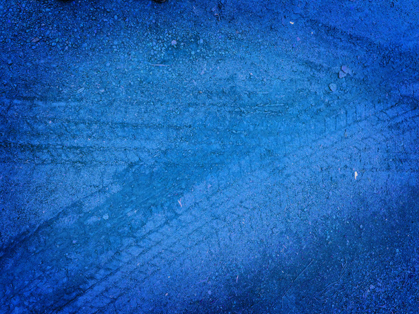 青い道路砂利石背景にブルーのタイヤ トラック - 写真・画像