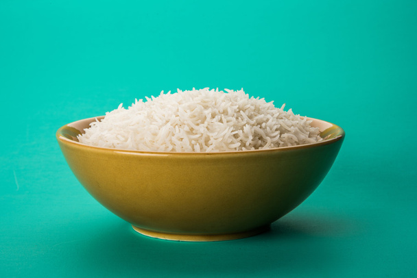 Ινδός basmati ρύζι, πακιστανικού ρυζιού basmati, ασιατικές basmati ρύζι, μαγειρεμένο ρύζι μπασμάτι, μαγειρεμένα λευκό ρύζι, μαγειρεμένο ρύζι σκέτο σε μπολ - Φωτογραφία, εικόνα