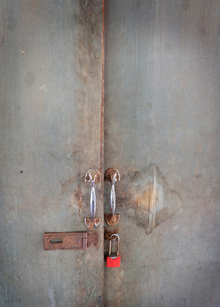 古いドアに赤い南京錠 - 写真・画像