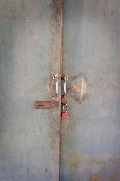 古いドアに赤い南京錠 - 写真・画像