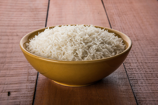 Ινδός basmati ρύζι, πακιστανικού ρυζιού basmati, ασιατικές basmati ρύζι, μαγειρεμένο ρύζι μπασμάτι, μαγειρεμένα λευκό ρύζι, μαγειρεμένο ρύζι σκέτο σε μπολ - Φωτογραφία, εικόνα