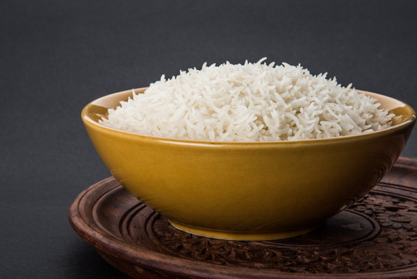 riz basmati indien, riz basmati pakistanais, riz basmati asiatique, riz basmati cuit, riz blanc cuit, riz ordinaire cuit dans un bol
 - Photo, image