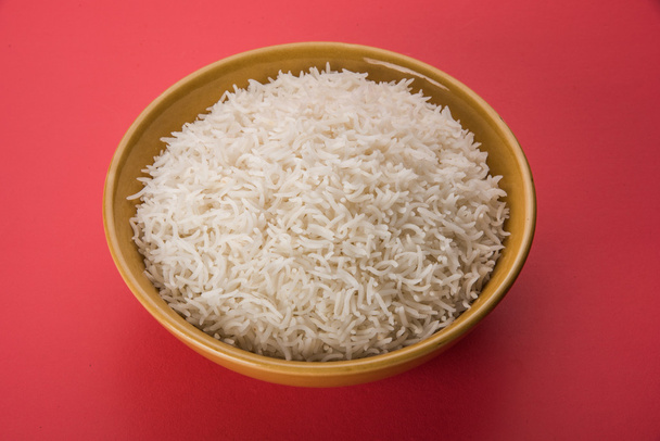 Indiase basmatirijst, Pakistaanse basmatirijst, Aziatische basmatirijst, basmatirijst, gekookte witte rijst, gekookte witte rijst in kom gekookt - Foto, afbeelding