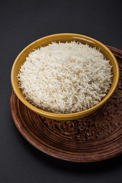 indiai basmati rizs, a pakisztáni basmati rizs, ázsiai basmati rizs, főtt basmati rizs, fehér rizs, főtt sima rizst tálba főtt - Fotó, kép