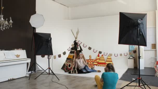 Model Kızılderili çadırı poz - Video, Çekim