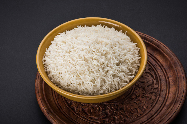 indiai basmati rizs, a pakisztáni basmati rizs, ázsiai basmati rizs, főtt basmati rizs, fehér rizs, főtt sima rizst tálba főtt - Fotó, kép