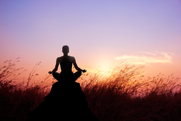 Frau Yoga und Meditation Silhouette auf Natur Sonnenuntergang Hintergrund - Foto, Bild