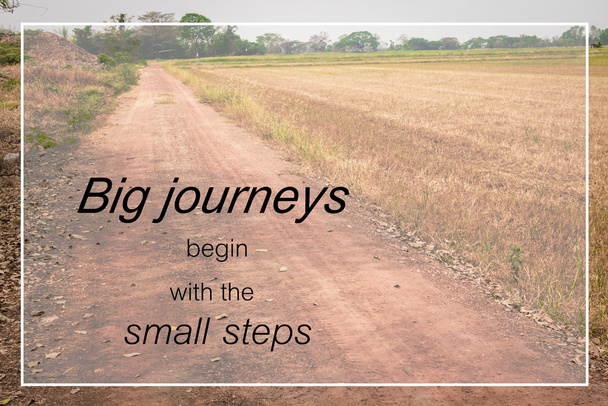 Слово Большие путешествия начинаются с маленьких шагов. Вдохновляющая мотивационная цитата на фоне сельской дороги
 - Фото, изображение
