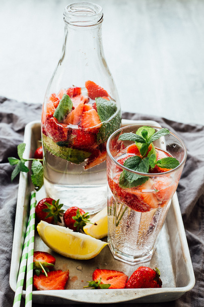 Fresh strawberry lemonade - Foto, afbeelding