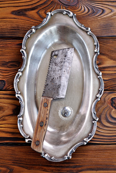 木製のテーブルにアンティークの銀食器です。肉の古いナイフ. - 写真・画像